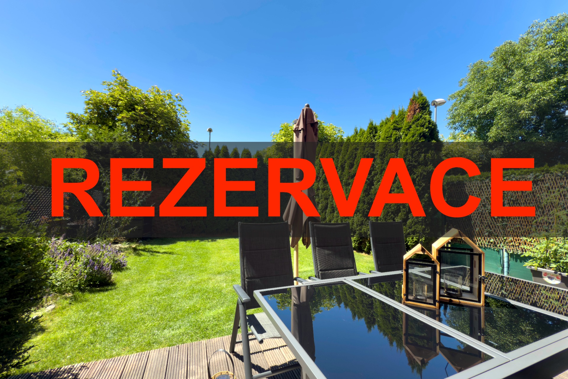 Byt 4+kk se dvěma zahradami, třemi neprůchozími ložnicemi, dvěma koupelnami a dvěma parkovacími stáními v Roztokách u Prahy.