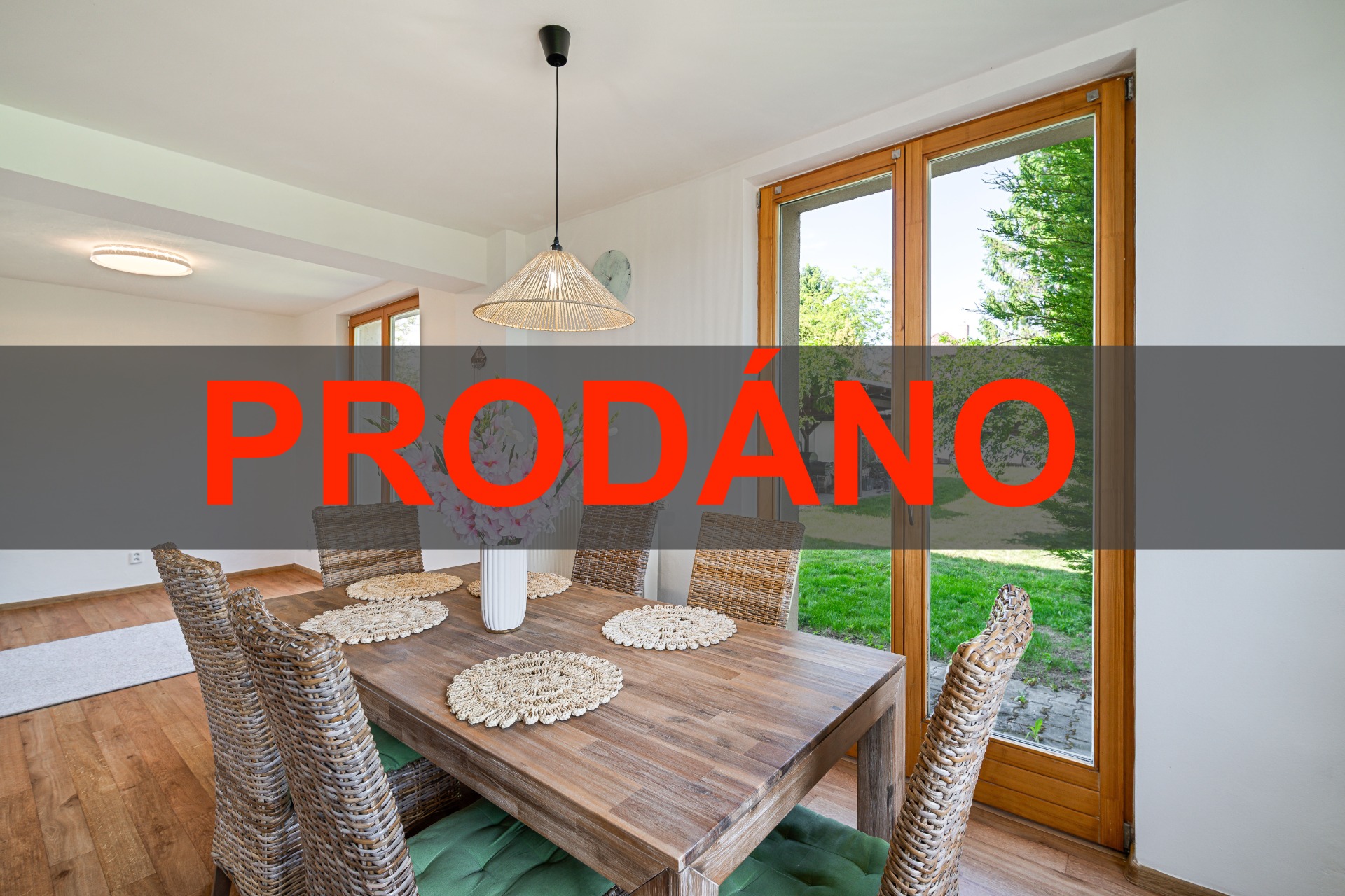 Prodej klimatizovaného bytu 3+1 se zahrádkou, sklepem, parkováním a velkou dílnou či jinak využitelným prostorem + půda k možné půdní vestavbě.