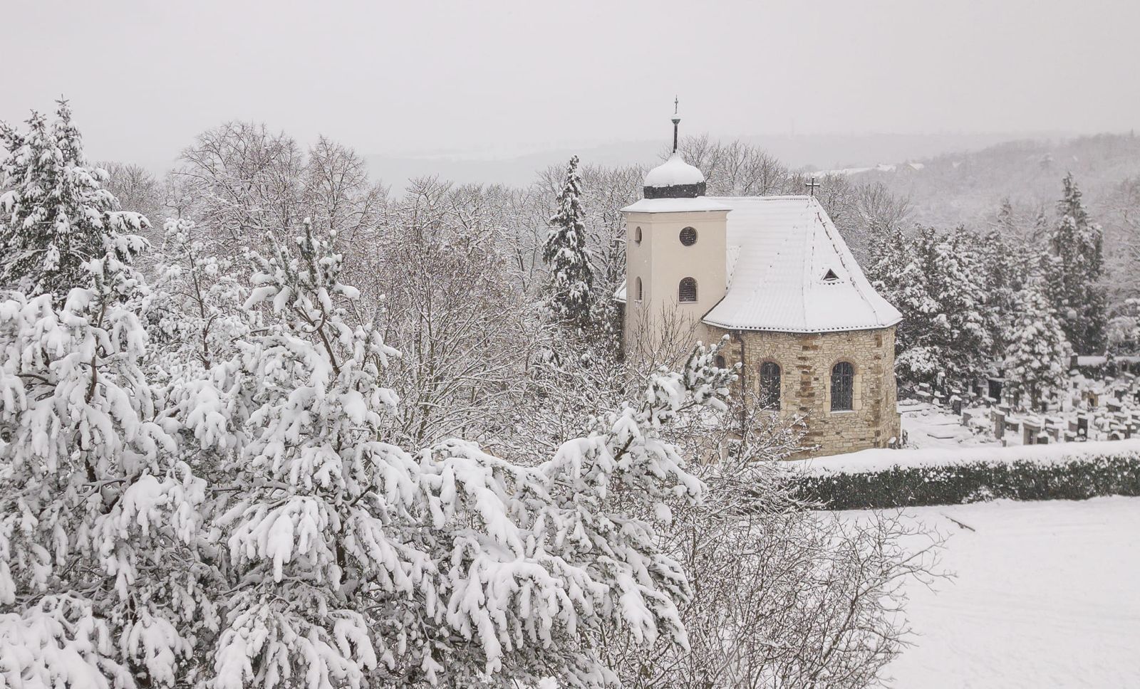 Historický Levý Hradec v zimním kabátě