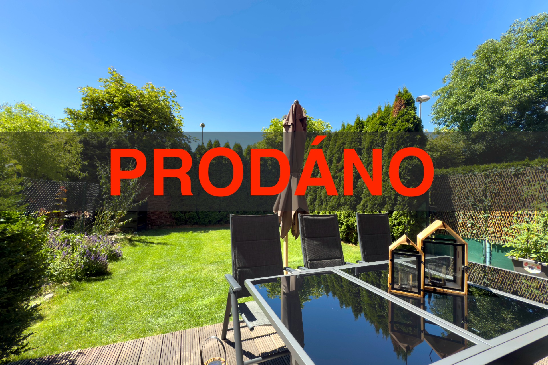 Byt 4+kk se dvěma zahradami, třemi neprůchozími ložnicemi, dvěma koupelnami a dvěma parkovacími stáními v Roztokách u Prahy.